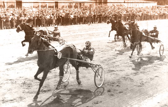Karina Axworthy og Leif Løfgren vinder A.T.s Mesterskab for 3-åringer på Amager Travbane i 1967 foran kriterievinderen Kaiserdrengen (Jørgen Kaiser-Hansen).
