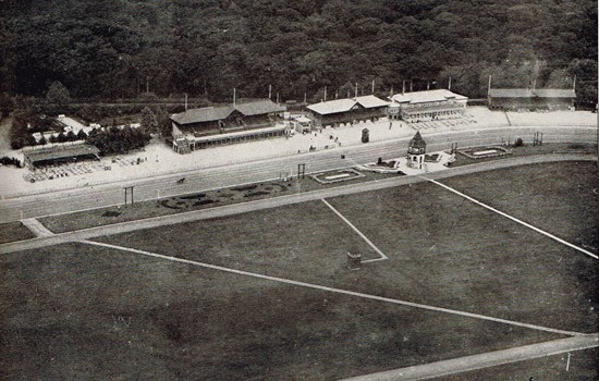 Sådan så rekordbanen Charlottenlund ud fra luften omkring 1930. Den gamle tribune, der stadig står som et minde om fordums tider, ses øverst lidt til højre for midten. Overfor stod det gamle dommertårn, der viser datidens kørsel højre om.