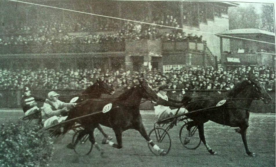 Dette billede fra 1934 afslører opløbskampen mellem tre fremragende ’internationale’ hopper, der alle i karrieren kom til at sætte hoppe-rekorder. Edellinde vinder for Holger Fischmann foran Raphia (Knud Hansen) og Maud Rowland (Henry Petersen).