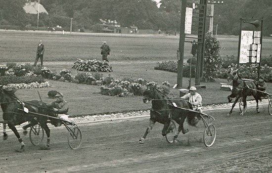 På tredjepladsen her i Wedellsborg Mindeløb 1932 ses Captain Axworthy og Julius Høybye jr. ,som sammen vandt tredjeudgaven af Müllers Memorial. De to andre heste er vinderen Le Roy (Sofus Sørensen) og Calumet Buford (Hans Hansen).