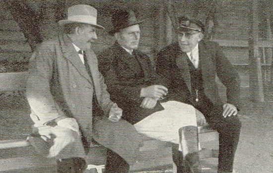 Julius Høybye fotograferet med træner N. J. Koster og slagtermester F. Wagner i forbindelse med triumfen for Wagners Hidalgo (Koster) i Dansk Trav Derby 1927.
