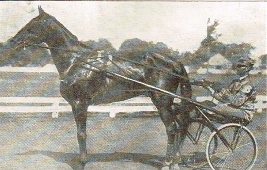 Foto af Captain Axworthy fra USA bragt i Væddeløbsbladet i 1927.