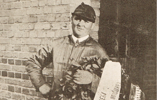 Olof Månsson med det synlige bevis på, at han havde vundet championatet på Charlottenlund Travbane i 1933.