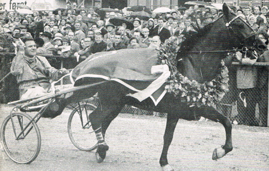 Emigrant på æresrunde med sin træner Walther Kaiser-Hansen efter parrets sejr i Dansk Trav Derby 1963.