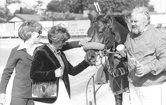 Walther Kaiser-Hansen i vindercirklen i selskab med den internationale stjerne My Nevele.