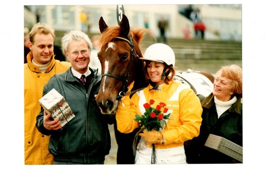 Opus GT med kusken Vibeke Laursen og stolte forældre i vindercirklen på Jydsk Væddeløbsbane efter en af hestens mange sejre.