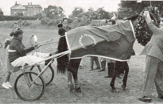 Mark Ingdam i vindercirklen efter Bambinos sejr i Dansk Trav Derby  1960.