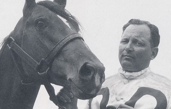 Derbyvinderen Snowflake fotograferet med Mark Ingdam umiddelbart før derbyet i 1956.