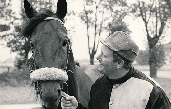 Harald Lund i selskab med derbyvinderen Osman Bogø. En hest, han betegnede som "mit livs hest".