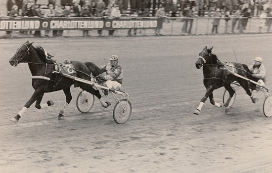 Harald Lund huserede primært på Falster og Skovbo, men en række af hans største sejre kom i hus i Lunden. Her vinder Osman Bogø foran Mobil på hovedstadsbanen i 1976.