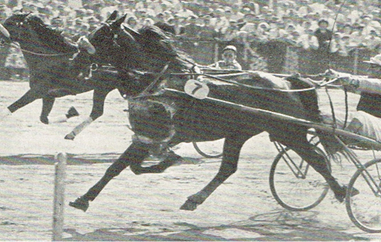 Ruder Konge og Hans Hansen vinder 1. heat af Amagers 4-års Mesterskab foran derbyvinderen Rex Junior med Kurt Køppen.