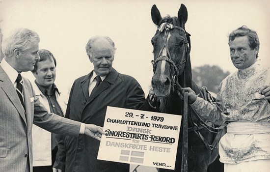 Carl Andersen overrækker et synligt bevis på, at Tarok har sat endnu en dansk rekord.