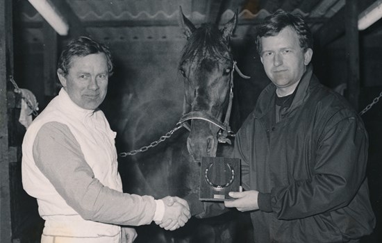 Jørn Laursen og Main Cup modtager B.T.'s Guldsko af Svend E. Trudslev. (Foto: BL. Foto)