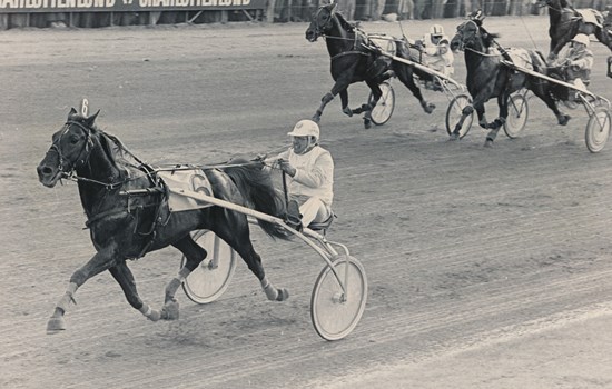 Jørn Laursens anden derbysejr kom i hus i 1977, hvor han førte Vixi Bird til sejr.