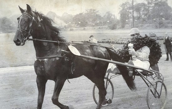 Gerhard Petersen på æresrunde efter sejr i Dansk Opdrætningsløb 1965 med Joe’s Sporup