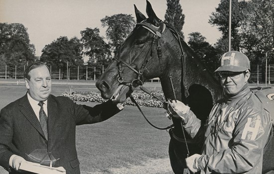 Den svenske kunsthandler Kurt Svensson købte i Danmark mange fine heste, der oftest blev kørt af sønnen Hans. En af de bedste var hoppen Karina Axworthy, der her ses efter sejr i 1970.