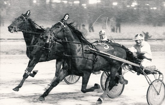 Igennem årene havde Futter en række heste i træning for Axel Jacobsens familie. Men Axel Jacobsen agerede også catchdriver for Futter. Her vinder Joachim Lønbo og Futter historiens sidste V6-løb i Danmark foran staldkammeraten Hej Mads, som Axel Jacobsen gæstekørte. De to heste havde i øvrigt samme mor i Ami Lønbo. (Foto: Burt Seeger)