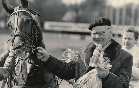 Karl Laursen, der her ses efter en sejr med Domi, besad ifølge tidligere medarbejdere horsemanship udover det vanlige. (Foto: Burt Seeger)