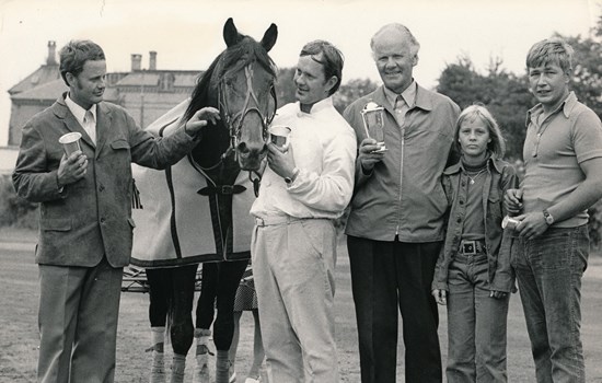 Vibeke Laursen har her fulgt sin farfar til vindercirklen efter en af Napalms utallige sejre. På billedet ses også hendes far Mogens, onkel Aksel og staldmanden Poul. (Foto: Burt Seeger)