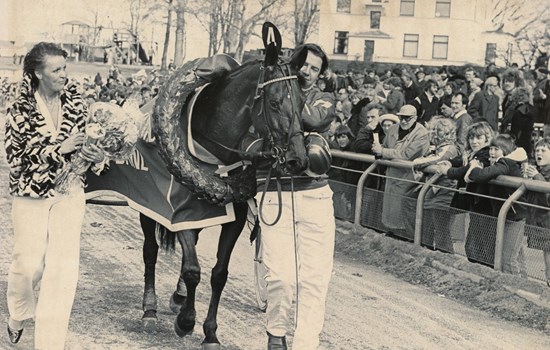 Yvonne og Hans Svensson går på æresrunde med Ritha Lyngholm efter hoppens sejr i Johs. og Aage Ulrichs Mindeløb 1979. (Foto: Burt Seeger)