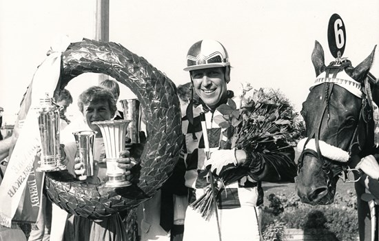 Axel Jacobsen i vindercirklen efter Game Høghs derbysejr i 1984.