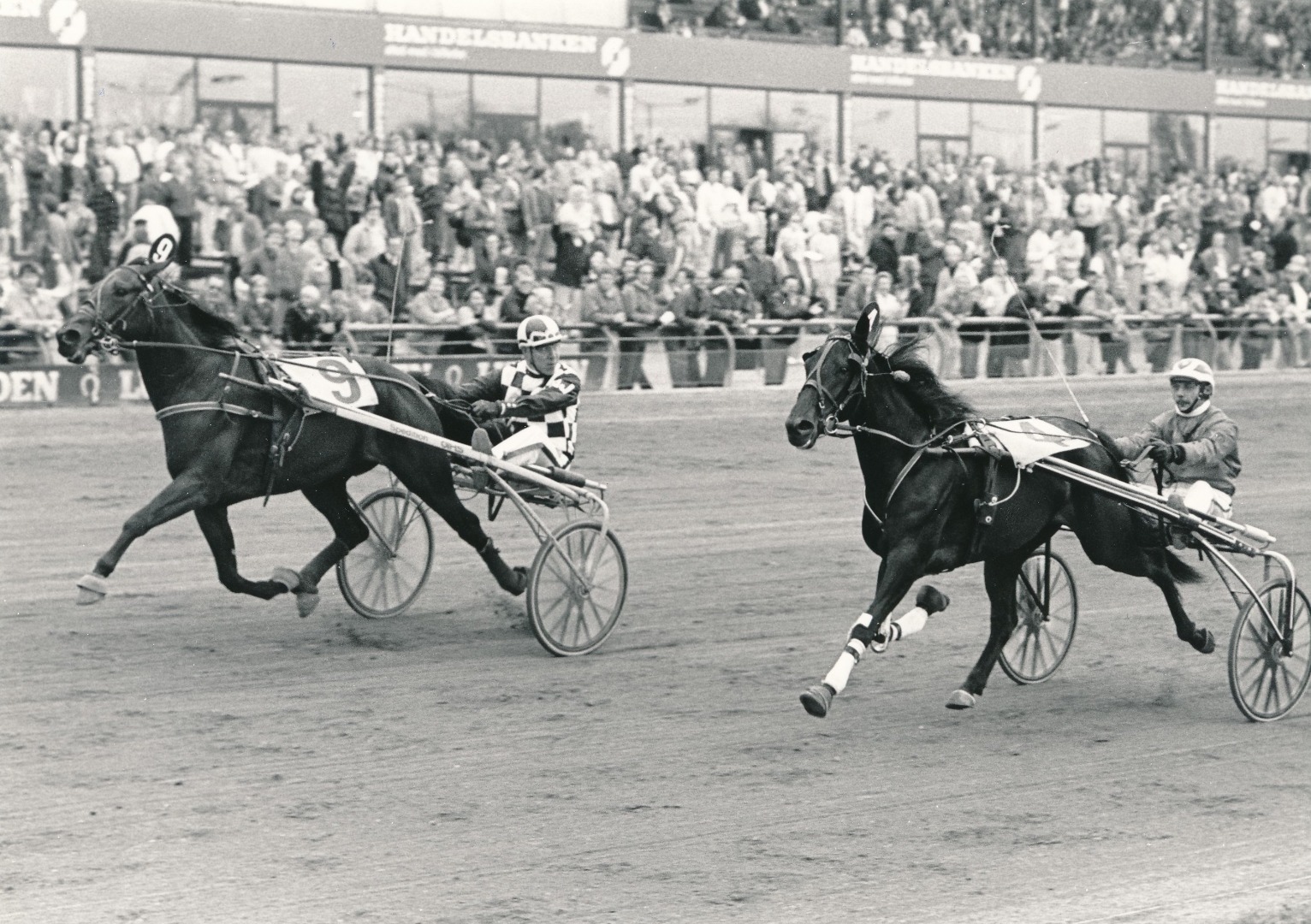 Karola med Axel Jacobsen i sulkyen spurter forbi Kraka Knab og vinder Dansk Hoppe Kriterium 1986.