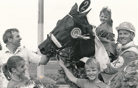 Med en samlet sæsonindtjening som treåring på 1.095.700 kr. blev Handybus den første danske traver, der rundede én million kr. i præmier i samme sæson. (Foto: Burt Seeger)