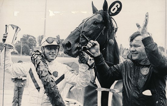 Den finske træner Veijo Heiskanen var kun 18 år gammel, da han i 1979 tog sin første danske derbysejr med Frosty Hanover-sønnen Brilliant H. (Foto: Burt Seeger)