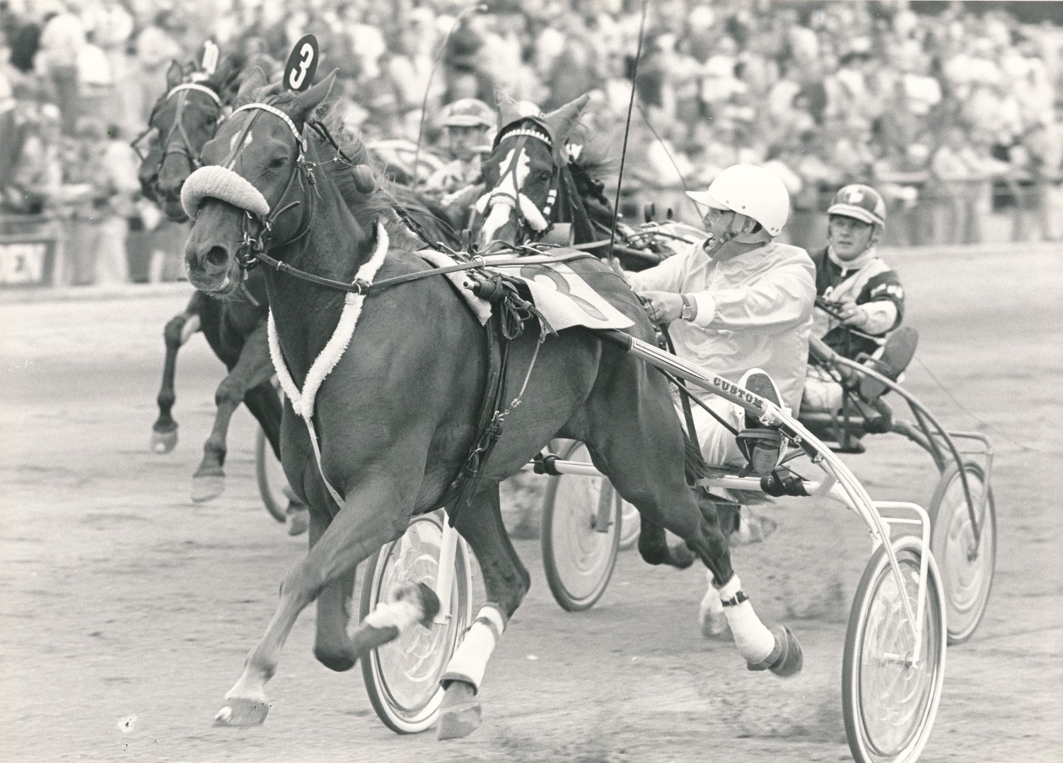 Opdrætter og ejer Mogens Laursen sad selv bag Gloria GT, da hun i 1984 vandt Dansk Hoppe Derby. (Foto: Burt Seeger)