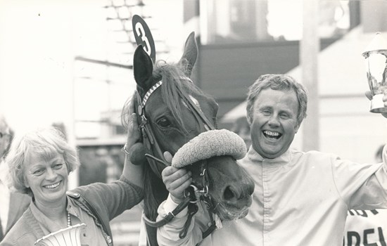 Mogens og Lillian Laursen efter sejren i Dansk Hoppe Derby 1984 med Gloria GT. (Foto: Burt Seeger)