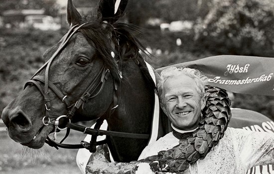 Verner Juel Rasmussen i vindercirklen på Jydsk Væddeløbsbane efter sejren med Adios Vixi i Jydsk Travmesterskab 1984. (Foto: Ole Hindby)