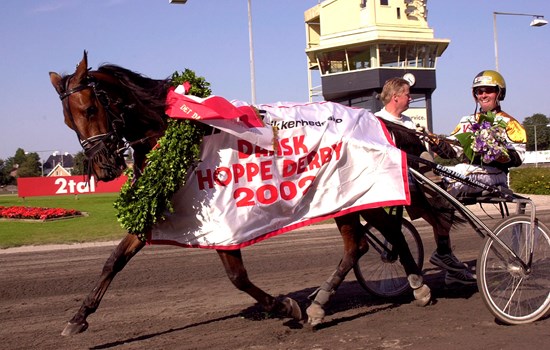 Fire gange har Birger Jørgensen vundet Dansk Hoppe Derby. Her på æresrunde med Filippa Hydrup og træner Peter Rasmussen efter sejren i 2002. (Foto: Burt Seeger)