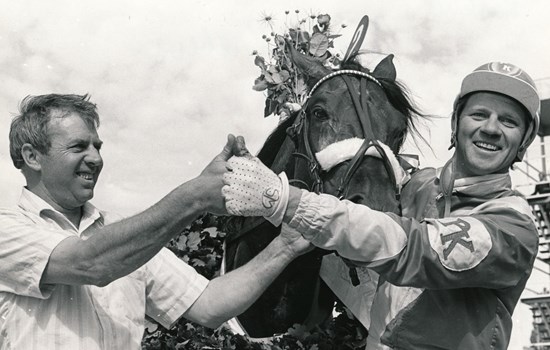 Vagn Schmidt og Preben Kjærsgaard i vindercirklen efter Handybus' sejr i Dansk Trav Kriterium 1983. Foto: Burt Seeger