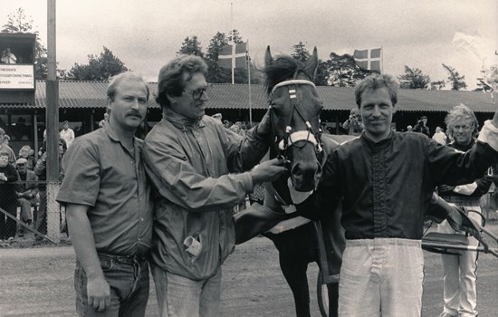 Pay Dirt-sønnen Florican Dirt vandt flere klassiske løb som unghest. Han afsluttede en fornem karriere på Bornholm, hvor han bl.a. vandt Bornholmsmesterskabet 1989 for Stefan Lind-Holm. (Foto: Væddeløbsbladets arkiv)